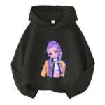 Felpa per bambini con cappuccio K-pop Demon Hunters motivo Rumi di colore nero con il motivo sul davanti. Su sfondo bianco.