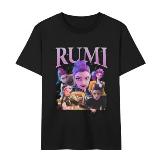 T-shirt per bambini K-pop Demon Hunters nero personaggio Rumi con diversi profili e il suo nome scritto in maiuscolo sopra. Su sfondo bianco.