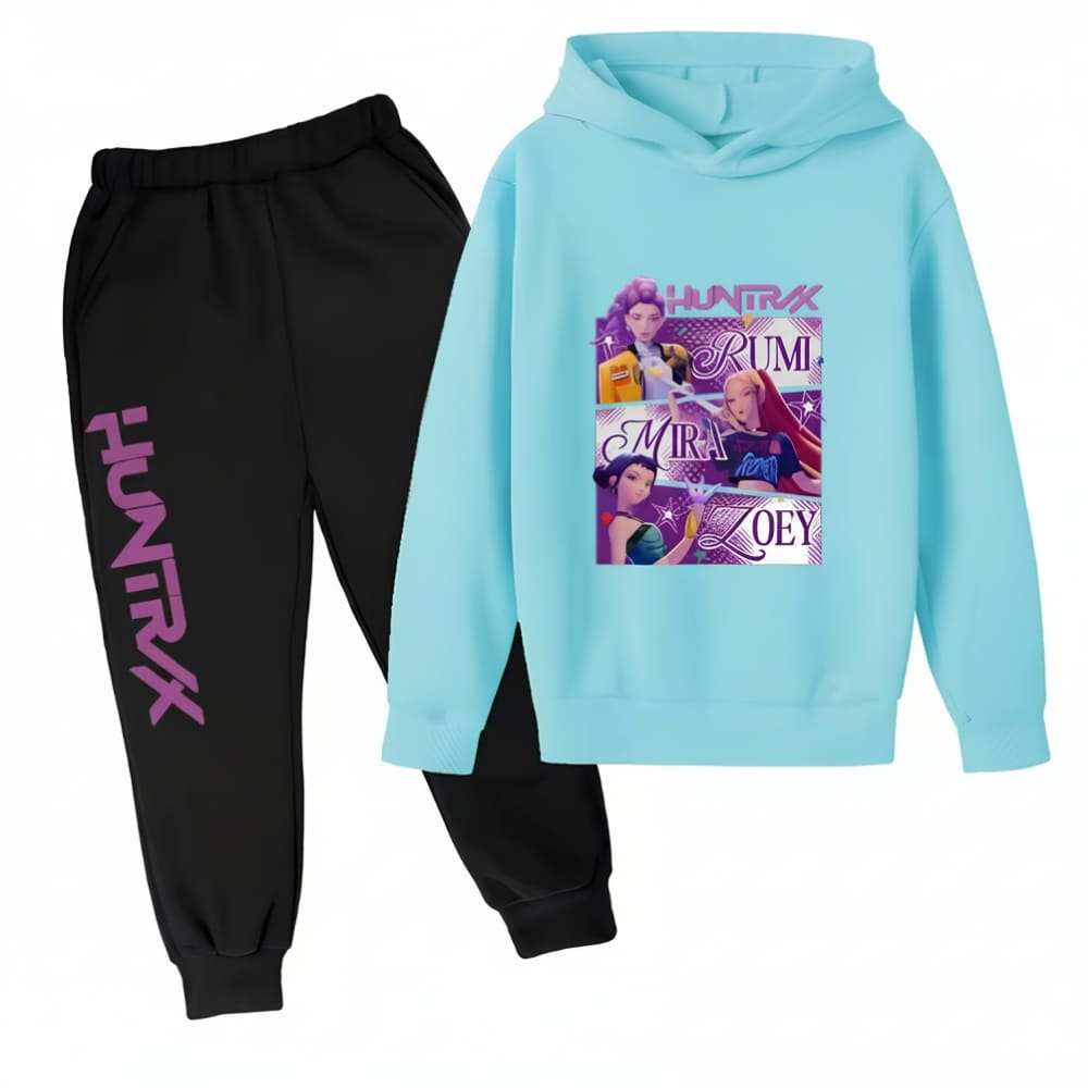 Completo tuta K-pop Demon Hunters bicolore con un pantalone nero e la scritta "Huntrix" in maiuscolo viola su una gamba e una felpa con cappuccio azzurra con un motivo che rappresenta le 3 eroine e i loro nomi. Su sfondo bianco.