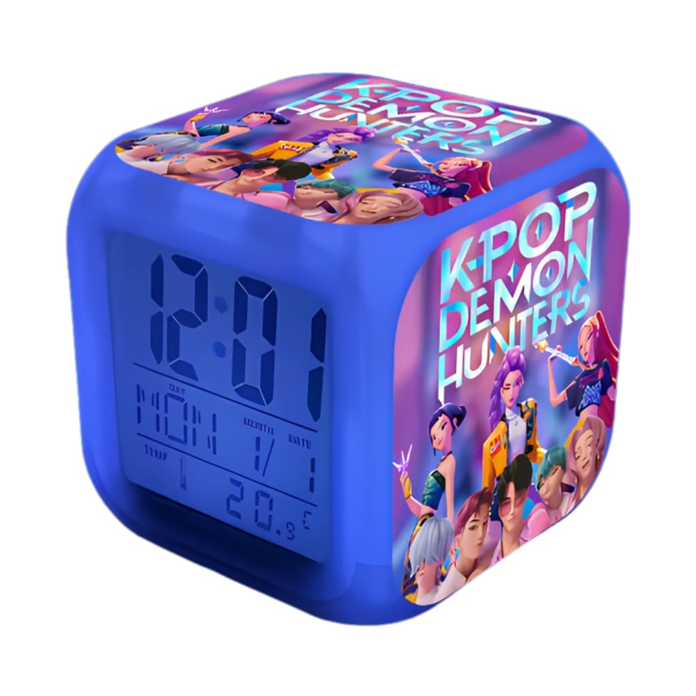 Sveglia K-pop Demon Hunters funzione luce notturna di colore blu con un display digitale. Sulle altre facce, decorazioni con i personaggi del film e il nome in maiuscolo. Su sfondo bianco.