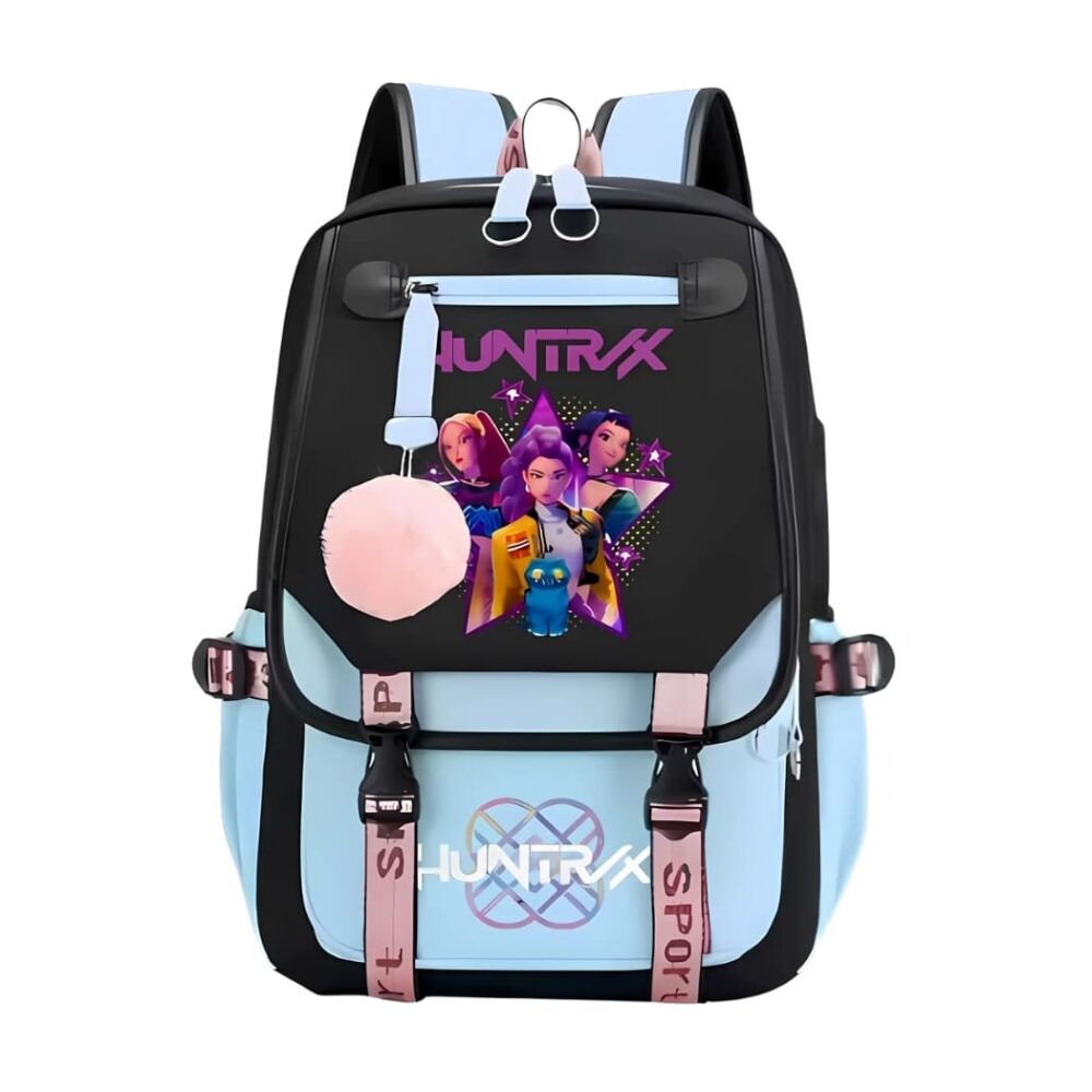 IMG_09_2025_sac_a_dos_Kpop_Demon_Hunters_avec_port_usb_1c.jpg Sac à dos K-pop Demon Hunters avec port USB. De couleurs bleue, noire et rose. Un pompon rose est accroché sur le haut du sac, un motif des héros avec l'inscription Huntrix et des sangles de serrage. Sur fond blanc.