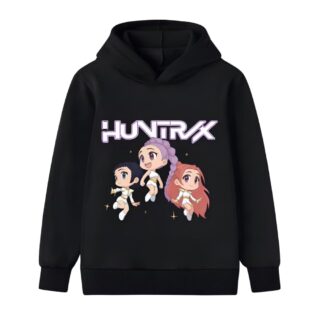 Sweat enfant K-pop Demon Hunters Huntrix style cartoon. Le sweat est noir avec une capuche. Le motif représente les trois personnages principaux en version cartoon avec le nom HUNTRIX écrit au-dessus. Sur fond blanc.