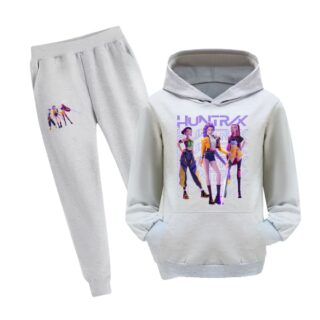 Ensemble jogging K-pop Demon Hunters Huntrix gris comportant un pantalon avec un motif au niveau de la cuisse et un sweat à capuche avec une poche ventrale et un motif des trois héroïnes. Sur fond blanc.