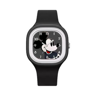 Une montre motif Mickey pour enfant noire et blanche avec un cadran carré, sur un fond blanc uni.