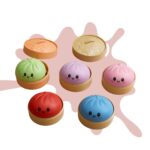 Lot de 5 jouets sensoriels ressemblant à des brioches vapeur de couleur vert, violetn, rose, rouge et bleu mises chacune dans une petite boite vapeur asiatique.